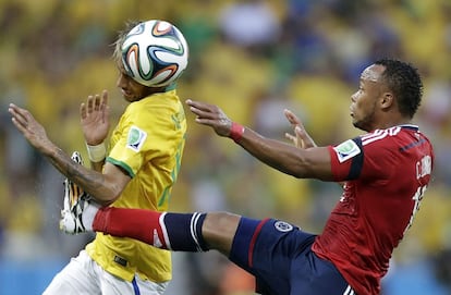 O atacante brasileiro Neymar e o zagueiro colombiano Juan Zúñiga disputam a bola.