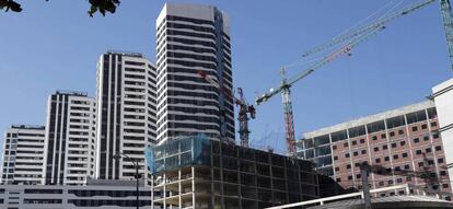 Un edificio en construcción junto a viviendas residenciales en Bilbao.