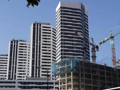 Un edificio en construcción junto a viviendas residenciales en Bilbao.