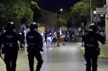 Enfrentamiento entre la policía y grupos ultra, este domingo en Torre Pacheco, Murcia.