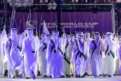 Los artistas actúan durante la ceremonia de apertura antes del partido del Grupo A.