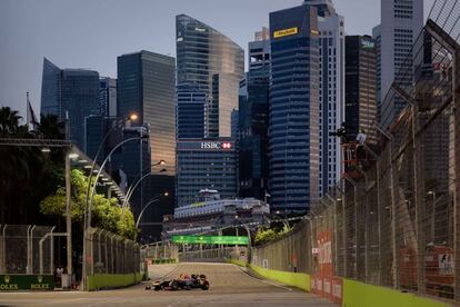 Mark Webber rodeado de edificios.