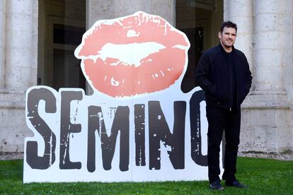 El actor y director Matt Dillon, posa para los redactores gráficos, esta tarde en Valladolid, ciudad en la que esta noche recibirá la Espiga de Honor de la SEMINCI