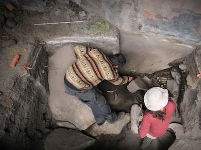 Kurt Rademaker y Sonia Zarrillo en el refugio de piedra de Cuncaicha. 