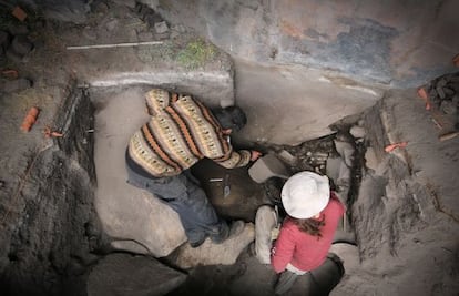Kurt Rademaker y Sonia Zarrillo en el refugio de piedra de Cuncaicha. 