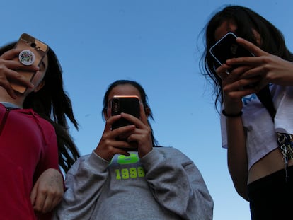 Un grupo de amigas con sus teléfonos móviles.