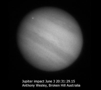 El astrónomo aficionado Anthony Wesley captó esta imagen de Júpiter, el pasado 3 de junio, en la que se aprecia el punto brillante del impacto, arriba a la izquierda