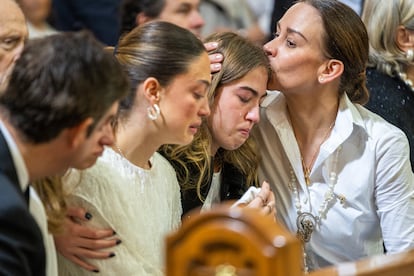 María Claudia Tarazona, viuda de Miguel Uribe, acompañada por sus tres hijas.