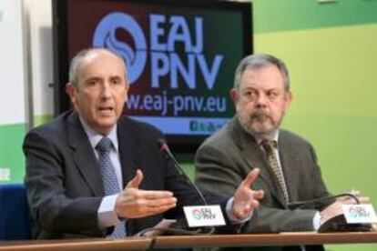 El portavoz del PNV en el Congreso de los Diputados, Josu Erkoreka(i), y el también diputado en la Cámara baja, Pedro Aspiazu, durante una rueda de prensa. EFE/Archivo