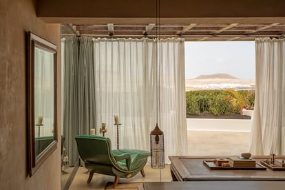 El uso del espacio negativo y del claroscuro enfatizan la belleza arquitectónica de Casa Sua, la residencia de veraneo que tiene Jon Kortajarena en Lanzarote. Desde el salón se puede ver el desierto y el Risco de Famara.