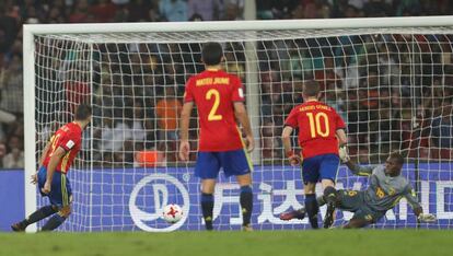 Abel Ruiz marca el primer gol de España.