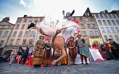 Uno de los espectáculos callejeros en Edimburgo.
