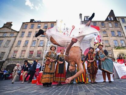 Uno de los espect&aacute;culos callejeros en Edimburgo.