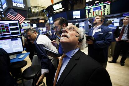 Corredores de bolsa fueron durante la apertura de la jornada de contrataciones en Wall Street. EFE/archivo