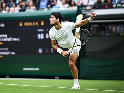 Carlos Alcaraz sirve durante el partido contra Chardy en la Court 1 de Wimbledon.