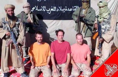 Tres de los rehenes en una imagen facilitada por la rama magreb&iacute; de Al Qaeda. 