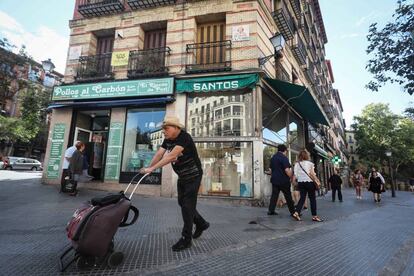 Turistas de pisos turísticos en la Plaza de Cascorro.