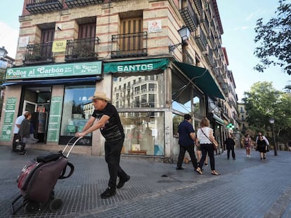 Turistas de pisos turísticos en la Plaza de Cascorro.