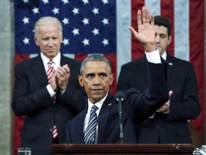Barack Obama saluda al Congreso tras finalizar su discurso sobre el estado de la Uni&oacute;n.