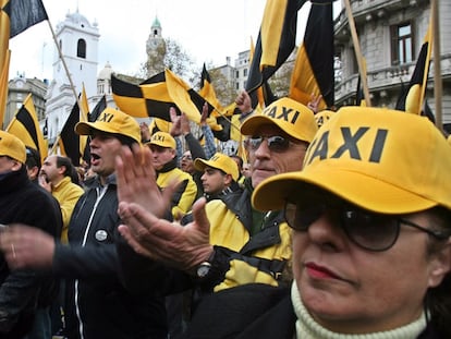Taxistas argentinos convocan una concentración contra la llegada de Uber al país.