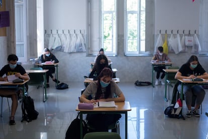 Alumnos de segundo de bachillerato asisten a clase en las aulas del Colegio Plurilingüe María Auxiliadora Salesianos, este viernes, en Ourense.