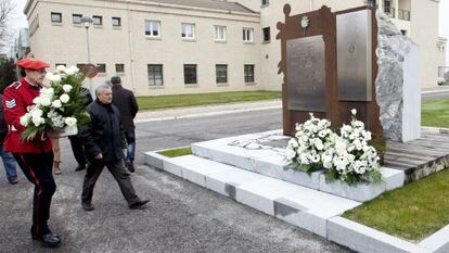 Un momento del homenaje tributado en la Academia de la Ertzaintza de Arkaute a los 'ertzainas' Iñaki Mendiluce y José Luis González, asesinados en 1995.