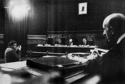 Enrique Castro, 'Quini', presta declaración el 12 de enero de 1983 en la Sección Primera de la Audiencia de Barcelona, ante sus cuatro acusados, que fueron condenados a diez años de prisión cada uno.