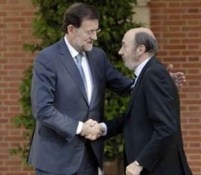Rajoy y Rubalcaba se saludan antes de comenzar la reuni&oacute;n.