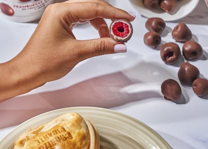 La fórmula Franuí se basa en frambuesas frescas bañadas en chocolate negro y con leche. Un bocadito 'premium' que nace de huertas ecológicas, donde se recolectan los frutos.