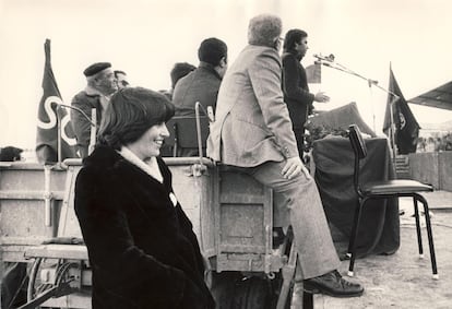 Carmen Romero sonríe durante un mitin de Felipe González en Albacete en 1979. El líder del PSOE utilizó un tractor como atril para dirigirse a los asistentes. La UCD de Adolfo Suárez -6.268.593 votos (34,84%)- sacó 47 escaños de diferencia a los socialistas (168 por 121), que lograron tres escaños más que en 1977 con 5.469.813 papeletas (30,40%).