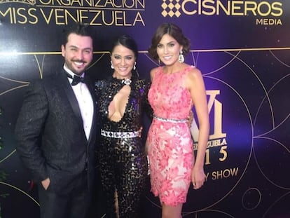 De izqda. a dcha. el dentista Víctor Sánchez, la actriz y primera finalista del Miss Venezuela 1999 Norkys Batista, y la Miss Universo 2013 Gabriela Isler, durante la fiesta de Miss Venezuela 2015.