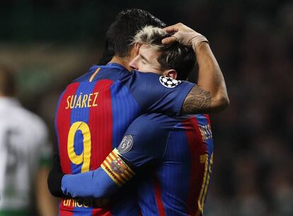 Messi recibe la felicitaci&oacute;n de Luis Su&aacute;rez tras marcar el segundo gol al Celtic. 