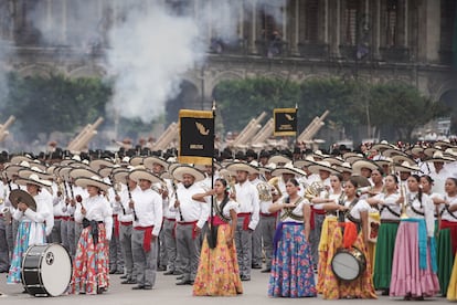 Durante el evento se realizan escenificaciones de momentos clave de la Revolución, trajes típicos de diferentes Estados del país y la participación de las fuerzas armadas mexicanas.