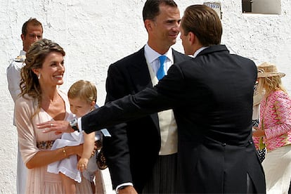 Los Príncipes de Asturias han asistido, junto con la Infanta Leonor, a la boda de los alemanes Cristoher Von Reiche, amigo del Heredero de la época de la Universidad de Georgetown, y Bianca Labriola, oficiada en la parroquia de San Rafael de Ibiza. El Príncipe, que coincidió con Von Reiche a principios de los 90, cuando cursaba un Máster en Relaciones Internacionales en la universidad estadounidense, fue el encargado de realizar la primera lectura, un pasaje del <i>Génesis</i>. Von Reiche (de espaldas) fue uno de los testigos del enlace de don Felipe y doña Letizia.