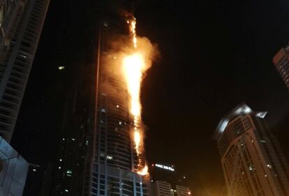 En enero, Dubái anunció reglas más estrictas para minimizar los riesgos de incendio después de que en la Nochevieja de 2015 se quemara un lujoso hotel cercano a la zona donde se iban a lanzar fuegos artificiales para dar la bienvenida al nuevo año.