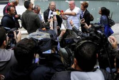El presidente de la Federación Internacional de Periodistas, Jim Boumelha (centro) se dirige a los medios. EFE/Archivo