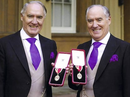 Los gemelos David (izquierda) y Frederick Barclay, en Buckingham Palace tras ser condecorados por la reina en octubre de 2000.