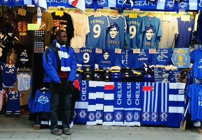 El fichaje y debut de Fernando Torres ha sido todo un acontecimiento en Londres. En los puestos de venta de objetos fuera de Stamford Bridge, los artículos relacionados con el delantero español han sido la estrella. Su cara y su número nueve, omnipresentes.