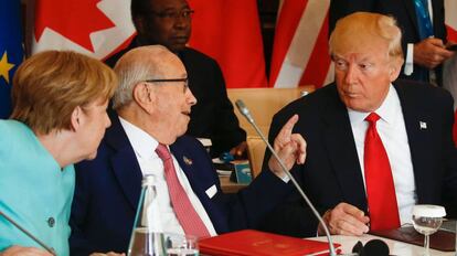 La canciller alemana, Angela Merkel, habla con el presidente de EE UU, Donald Trump, en presencia del presidente de Tunez, Beji Caid Essebsi.