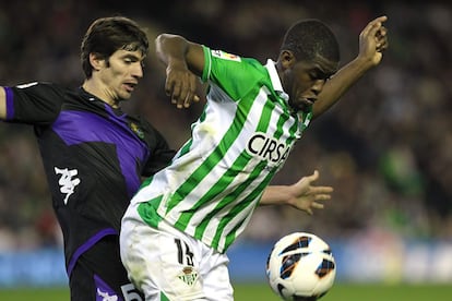 El jugador de Costa Rica del Betis Joël Campbell (20 años) llegó al conjunto andaluz cedido por el Arsenal en julio de 2012.En la foto, Campbell defiende el balón ante el portugués Henrique Sereno, del Valladolid, durante un partido de Liga el pasado 11 de febrero.