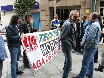 Los trabajadores durante el escrache