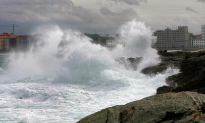 Una ola rompe contra el paseo marítimo de A Coruña, a la altura de San Roque, donde el temporal de mar de fondo ha obligado a decretar el nivel de alerta naranja.