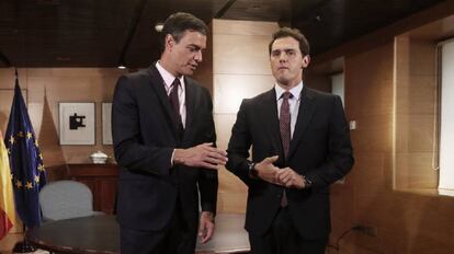 Pedro Sánchez durante la reunión con el líder de Ciudadanos, Albert Rivera.