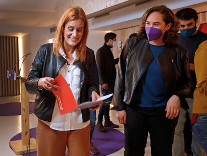 La candidata de En Comú Podem, Jéssica Albiach (a la izquierda), acompañada por la alcaldesa de Barcelona, Ada Colau, tras su comparecencia.