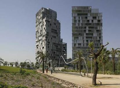 Dos obras del pabellón español en Venecia: fachada perforada de Clotet, Paricio y Abeba en Barcelona.