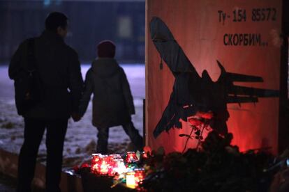 Un hombre y un niño visitan el memorial improvisado en Simferopol (Crimea), tras el accidente del avión militar ruso estrellado en el mar Negro.