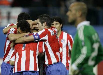 Los jugadores del Atlético festejan el gol de Simao con Reina en primer término.