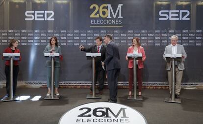 Los cinco candidatos a la alcaldía de Valencia, con el delegado regional de la SER, Bernardo Guzmán, minutos antes del debate electoral en La Nau. 