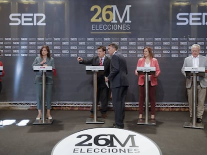 Los cinco candidatos a la alcaldía de Valencia, con el delegado regional de la SER, Bernardo Guzmán, minutos antes del debate electoral en La Nau. 