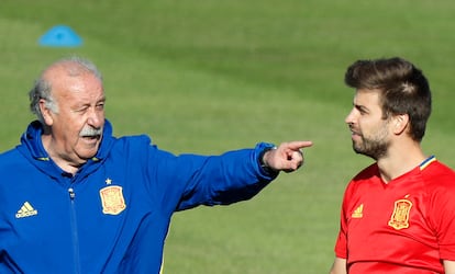 El seleccionador nacional Vicente Bosque (a la izquierda) conversa con el defensa Gerard Piqué durante el entrenamiento en la Isla de Ré (Francia), lugar de concentración del equipo para su participación en la Eurocopa 2016.